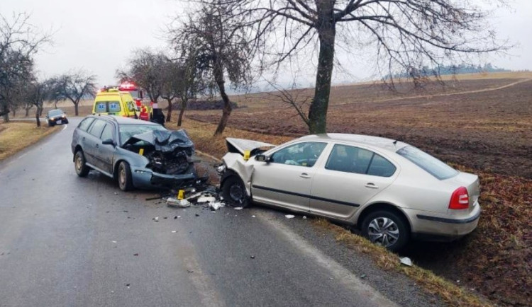 Řidič na Pelhřimovsku dostal smyk a narazil do auta v protisměru. Šest lidí se zranilo