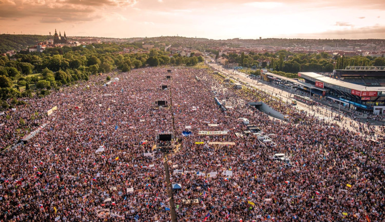 Milion podpisů nebyl potřeba, Minář svolal demonstraci na Letnou i bez nich