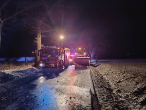 Hrozivá nehoda devatenáctiletého mladíka v BMW, dostal smyk a narazil do stromu