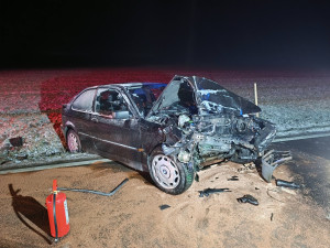 Hrozivá nehoda devatenáctiletého mladíka v BMW, dostal smyk a narazil do stromu