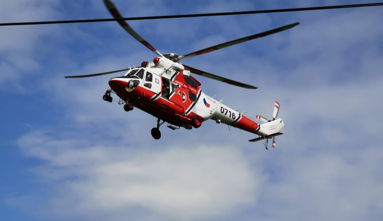 Muž spadl z výšky na dopravník a zůstal tam zaklíněný, letěl pro něj vrtulník