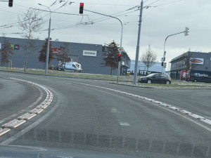 Na obří křižovatce u Makra zatím obnovili jen část zmizelého vodorovného značení