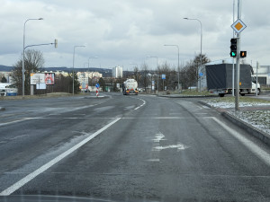 Na obří křižovatce u Makra zatím obnovili jen část zmizelého vodorovného značení