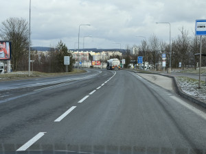 Na obří křižovatce u Makra zatím obnovili jen část zmizelého vodorovného značení