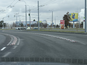 Na obří křižovatce u Makra zatím obnovili jen část zmizelého vodorovného značení
