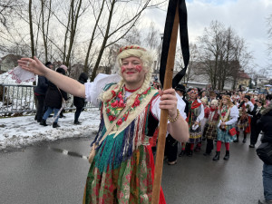 Dívkám v krojích s krátkým rukávem nevadila zima ani sníh. Postřekov zažil slavný masopust