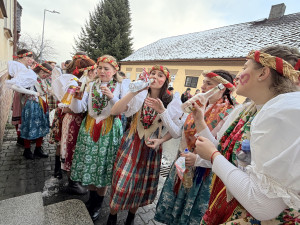 Dívkám v krojích s krátkým rukávem nevadila zima ani sníh. Postřekov zažil slavný masopust