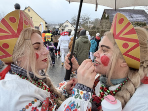 Dívkám v krojích s krátkým rukávem nevadila zima ani sníh. Postřekov zažil slavný masopust