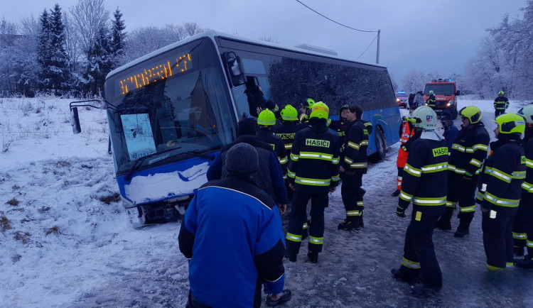 Autobus havaroval u Strašína na Klatovsku
