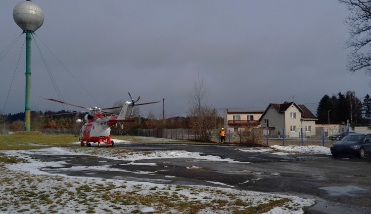 Muž spadl z výšky na dopravník a zůstal tam zaklíněný, letěl pro něj vrtulník