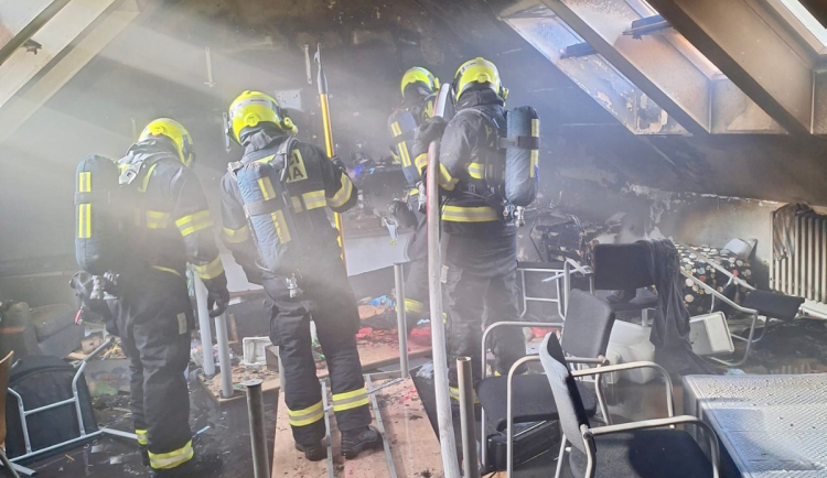 Při požáru v areálu bohnické léčebny dnes zemřel člověk