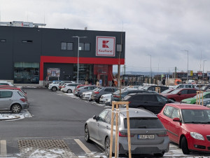 Váhy s umělou inteligencí nebo úklidový robot. Nový Kaufland sází na moderní technologie