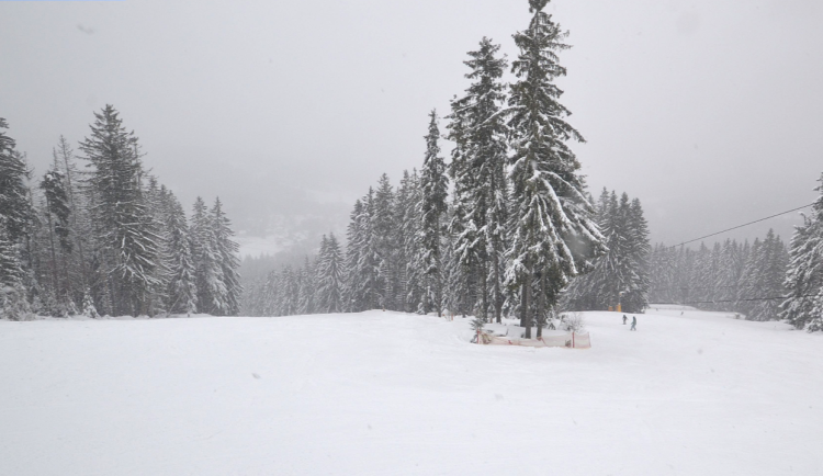 Na šumavském Špičáku jsou před víkendem ideální podmínky pro lyžování