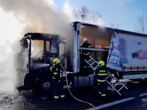 Na dálnici D5 začal hořet kamion, který převážel vysoce hořlavý naklad