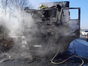 Na dálnici D5 začal hořet kamion, který převážel vysoce hořlavý naklad