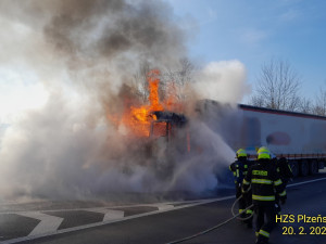 Na dálnici D5 začal hořet kamion, který převážel vysoce hořlavý naklad
