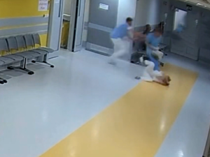 Agresivní a nebezpeční pacienti útočí. Fakultní nemocnice posílila speciální ostrahu