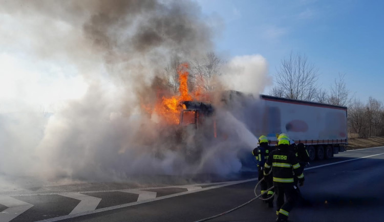Kamion začal hořet na dálnici D5