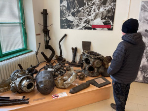 Deset amerických letců zahynulo před 80 lety v sestřeleném bombardéru poblíž Nepomuku. Trosky vystavuje muzeum
