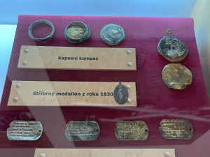 Deset amerických letců zahynulo před 80 lety v sestřeleném bombardéru poblíž Nepomuku. Trosky vystavuje muzeum