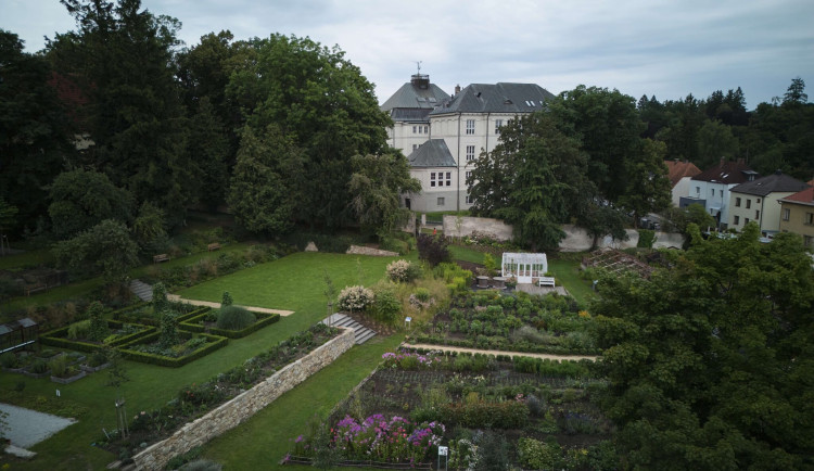 Do historické zahrady v Jindřichově Hradci otiskují zahradní architekti i současné trendy