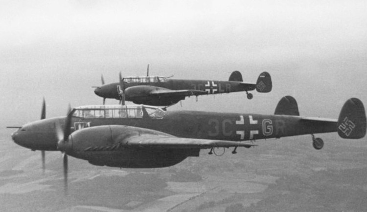 Stíhačka Messerschmitt Me 110. Zdroj: Bundesarchiv, Bild 101I-360-2095-23 / Wanderer, W. / CC-BY-SA 3.0