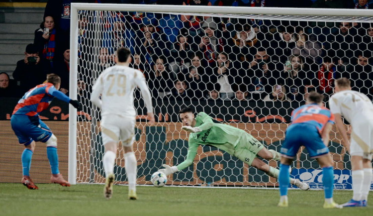 Surovčík při penaltě vychytal Vydru.