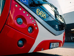 Do ulic vyjely nové kloubové autobusy s kapacitou 141 lidí a ambientním osvětlením
