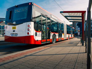 Do ulic vyjely nové kloubové autobusy s kapacitou 141 lidí a ambientním osvětlením