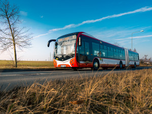 Do ulic vyjely nové kloubové autobusy s kapacitou 141 lidí a ambientním osvětlením