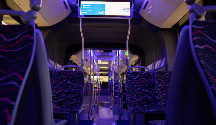 Do ulic vyjely nové kloubové autobusy s kapacitou 141 lidí a ambientním osvětlením