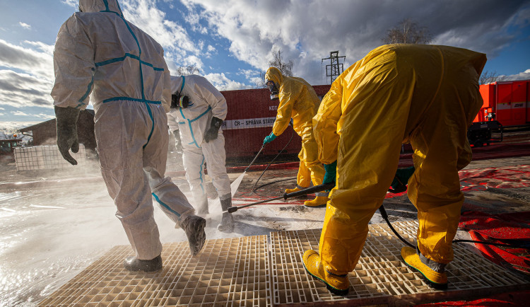 Hasiči v Kosičkách na Hradecku pokračují v likvidaci chovu s ptačí chřipkou
