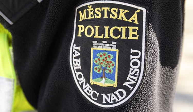 Jabloncem se procházel zmatený muž s kanylou v ruce. Strážníci ho vrátili do nemocnice