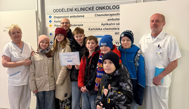 Krásné gesto dětí ze ZŠ Ještědská. Uspořádaly sbírku, výtěžek darovaly liberecké onkologii