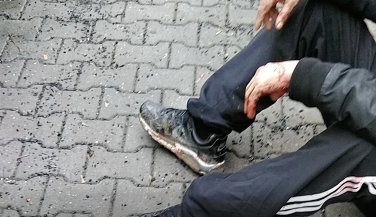 Zoufalý muž se chtěl podřezat na dětském hřišti, naváděly ho hlasy v hlavě