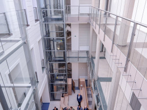 Ze zchátralé bývalé školy je po rekonstrukci sídlo vedení čtvrtého obvodu