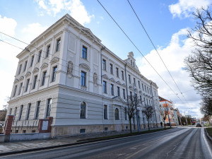 Ze zchátralé bývalé školy je po rekonstrukci sídlo vedení čtvrtého obvodu