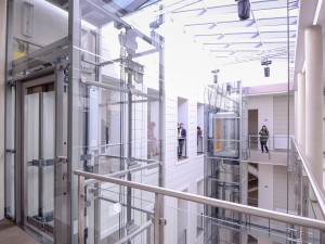 Ze zchátralé bývalé školy je po rekonstrukci sídlo vedení čtvrtého obvodu