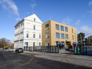 Ze zchátralé bývalé školy je po rekonstrukci sídlo vedení čtvrtého obvodu