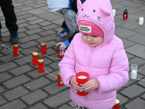 Napadení Ukrajiny si lidé připomněli zapálením svíček i modlitbou v katedrále