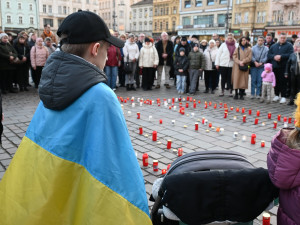 Napadení Ukrajiny si lidé připomněli zapálením svíček i modlitbou v katedrále