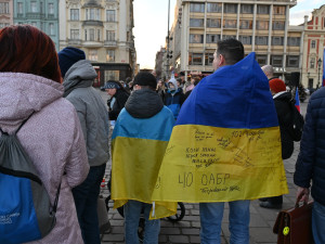 Napadení Ukrajiny si lidé připomněli zapálením svíček i modlitbou v katedrále