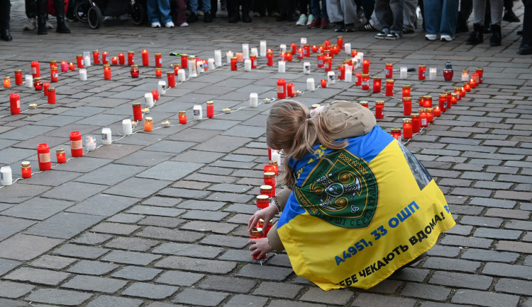 Napadení Ukrajiny si lidé připomněli zapálením svíček i modlitbou v katedrále