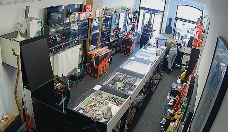 VIDEO: Dvě loupeže za jediný den na Přerovsku. Ozbrojení pachatelé šli v zastavárnách po zlatu