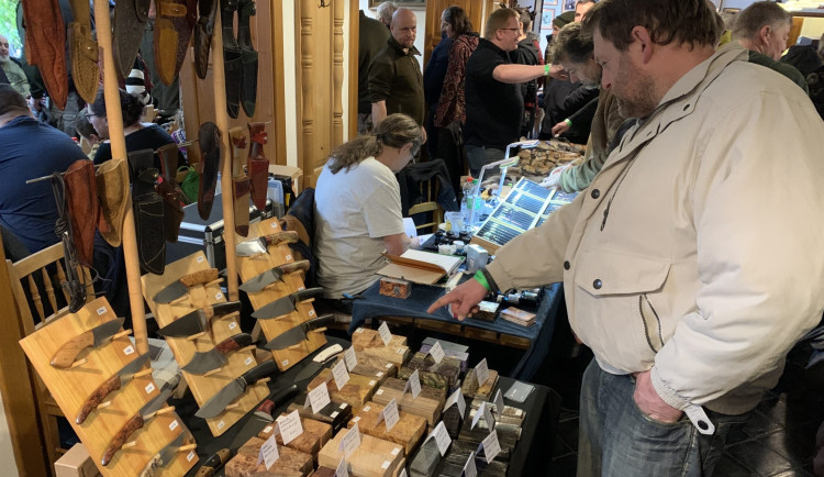 Na přehlídce jsou k vidění stovky nožů