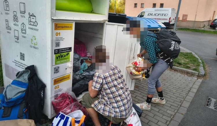 Konec nepořádku u kontejnerů na textil, lidé budou nově nosit oblečení do sběrných dvorů
