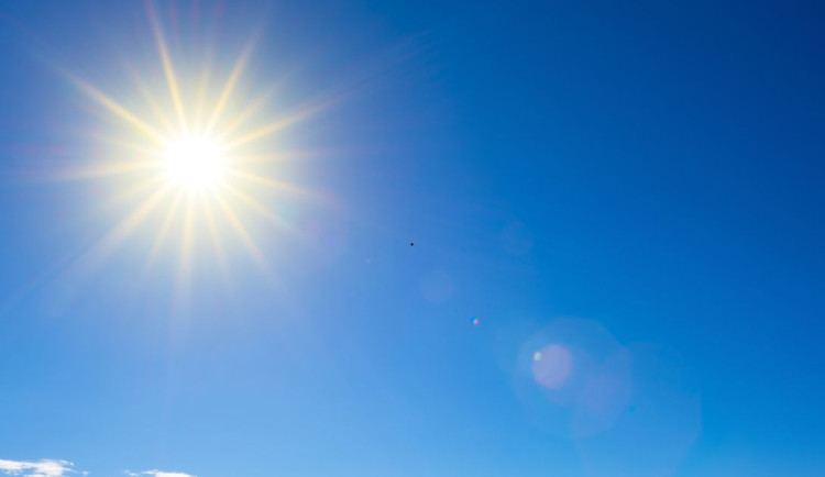 Slunečné počasí vydrží i o víkendu. Teploty se drží nad desítkou