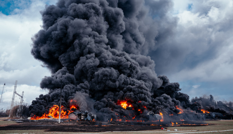 FOTO, VIDEO: Peklo v Hustopečích. Před rokem havaroval vlak s benzenem, jak to vypadalo?