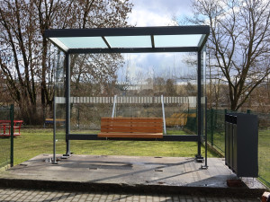 Tato prosklená zastávka je pro ptáky smrtelně nebezpečná