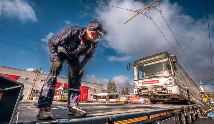 Na Ukrajinu proudí pomoc ze všech koutů republiky. Slouží i jihlavské trolejbusy